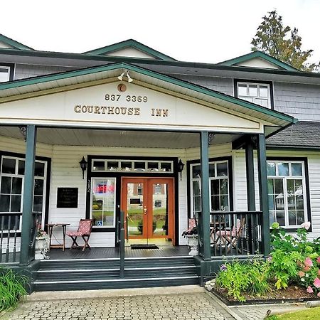 Courthouse Inn Ревелстоук Екстериор снимка