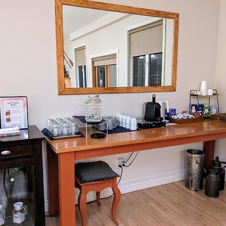 Courthouse Inn Ревелстоук Екстериор снимка