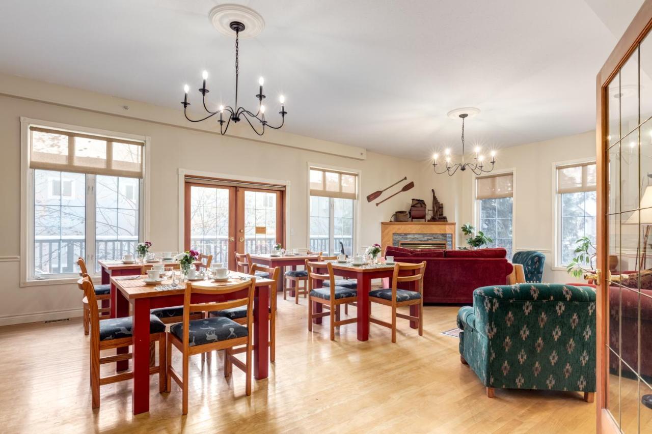 Courthouse Inn Ревелстоук Екстериор снимка