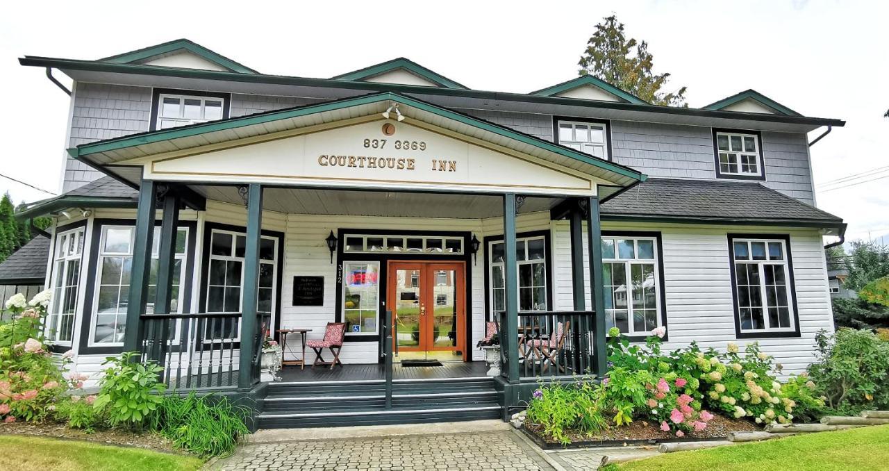 Courthouse Inn Ревелстоук Екстериор снимка