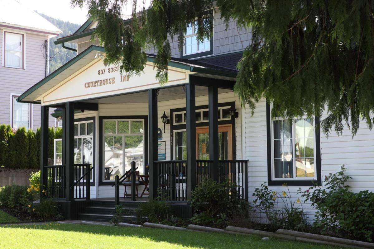 Courthouse Inn Ревелстоук Екстериор снимка